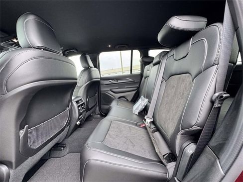New 2025 Jeep Grand Cherokee Altitude image 17