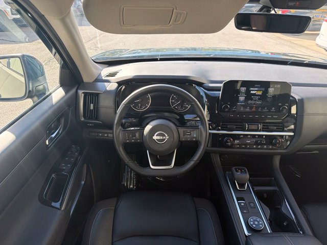 Used 2025 Nissan Pathfinder SL AWD/4WD image 17