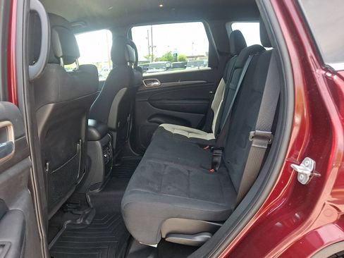 Used 2017 Jeep Grand Cherokee Laredo AWD/4WD image 11
