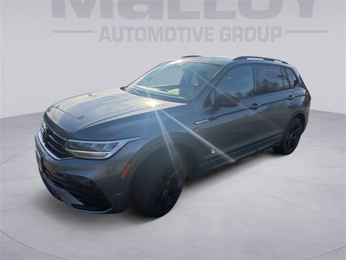 Used 2023 Volkswagen Tiguan SE R-Line image 2