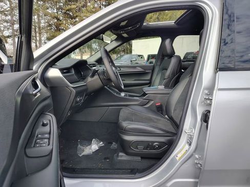 New 2025 Jeep Grand Cherokee L Altitude image 2