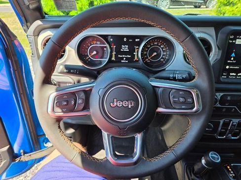 Certified 2023 Jeep Gladiator Overland AWD/4WD image 3