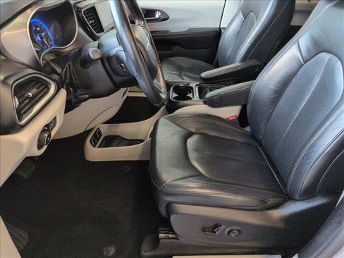Used 2020 Chrysler Pacifica Touring-L w/ Advanced Safetytec Group image 16