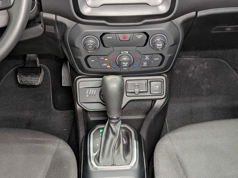 Used 2018 Jeep Renegade Latitude AWD/4WD image 19
