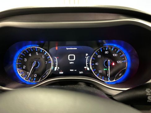 Used 2026 Chrysler Pacifica Select image 16