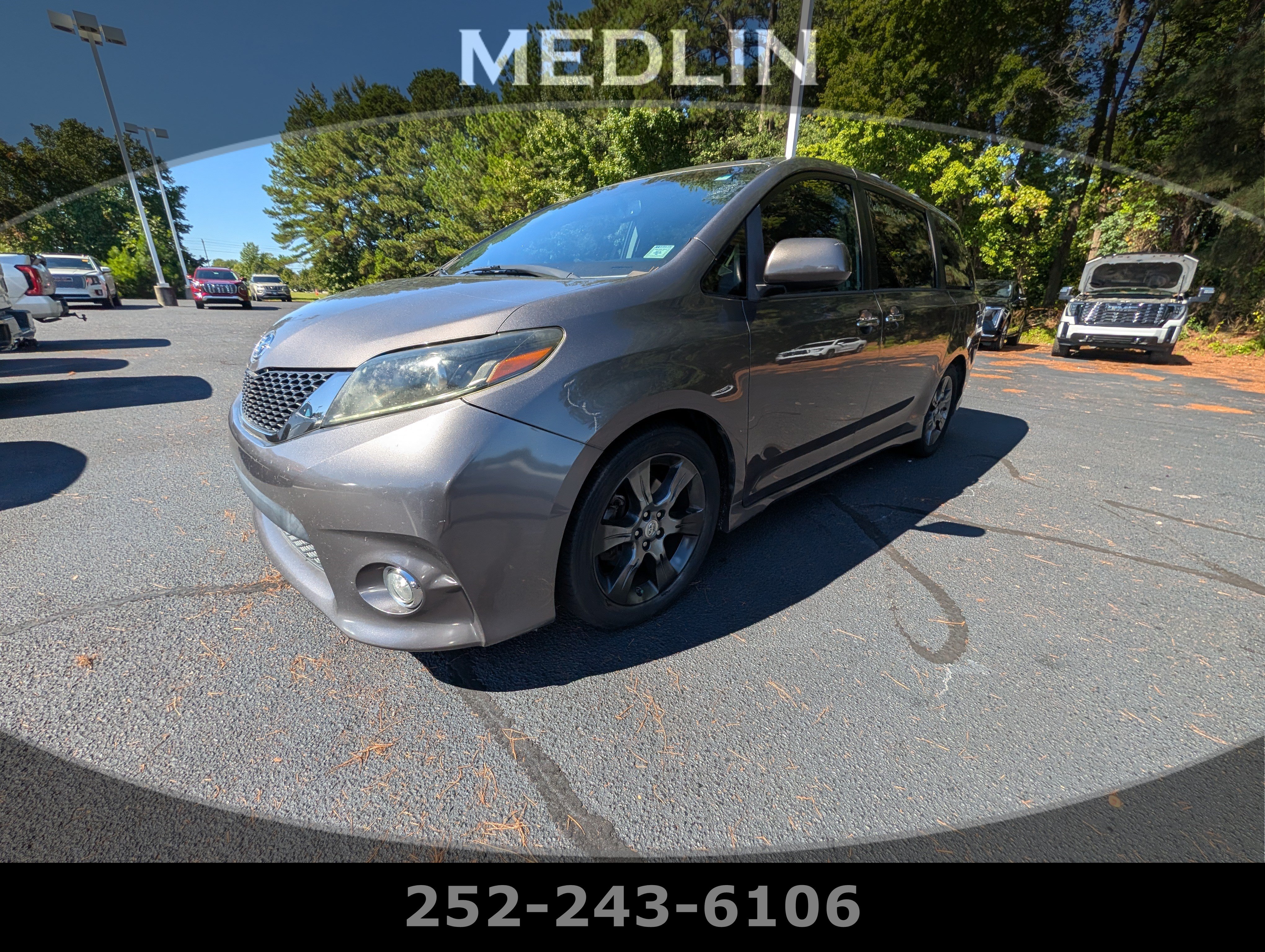 Used 2016 Toyota Sienna SE Premium FWD image 1