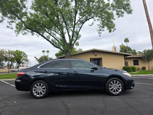 Used 2017 Toyota Camry XLE image 3