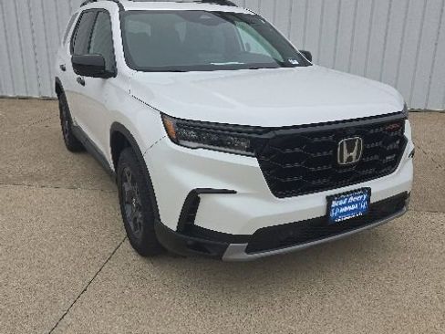 Used 2024 Honda Pilot TrailSport image 2
