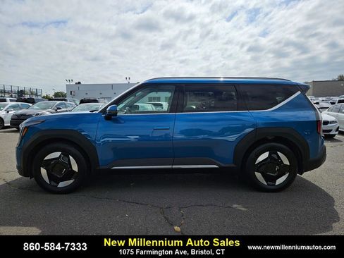 Used 2024 Kia EV9 Wind image 2