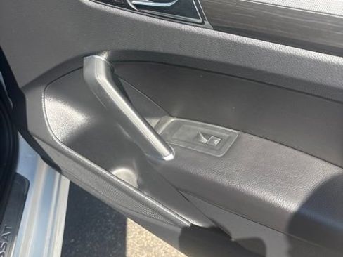 Used 2017 Volkswagen Passat 1.8T SEL Premium FWD image 35
