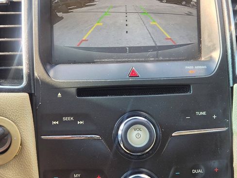 Used 2014 Ford Taurus SEL w/ Equipment Group 201A FWD image 9