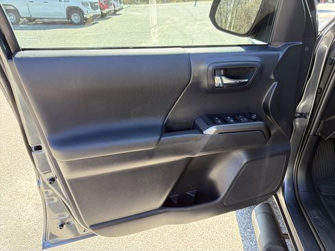 Used 2023 Toyota Tacoma TRD Sport image 12