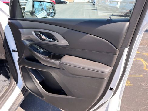 Used 2023 Chevrolet Traverse LT image 12