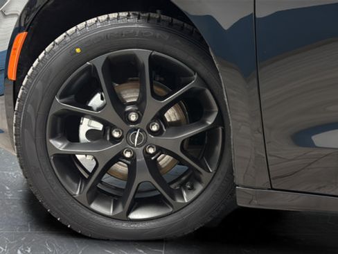 Used 2025 Chrysler Pacifica Limited FWD image 30