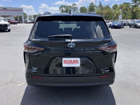 Used 2025 Toyota Sienna XLE w/ XLE Plus Package FWD image 4