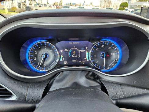 Used 2024 Chrysler Pacifica Touring-L image 23