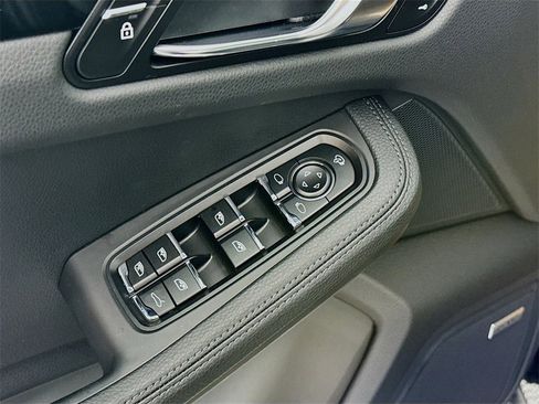 Certified 2025 Porsche Macan image 17