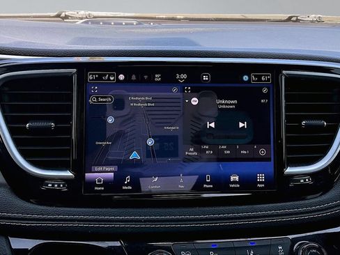 Used 2021 Chrysler Pacifica Limited w/ Uconnect Theater Family Group FWD image 10