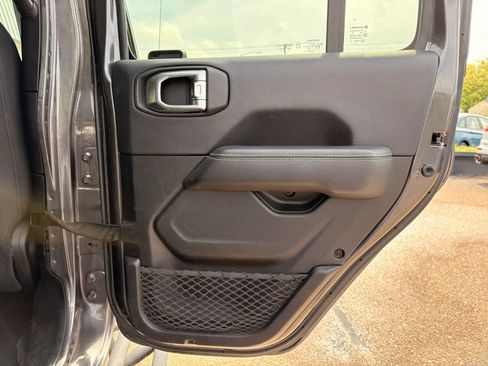 Used 2023 Jeep Gladiator Overland AWD/4WD image 9