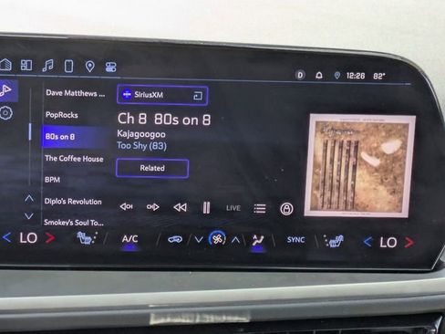 Used 2025 Chevrolet Traverse LT image 24