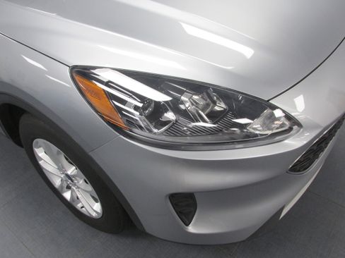 Used 2022 Ford Escape SE w/ Convenience Package FWD image 9