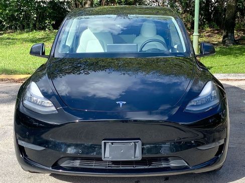 Used 2021 Tesla Model Y Long Range image 2