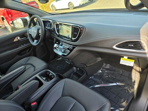 New 2026 Chrysler Pacifica Select FWD image 26