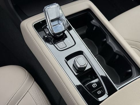 Certified 2025 Volvo XC90 B5 Plus image 31