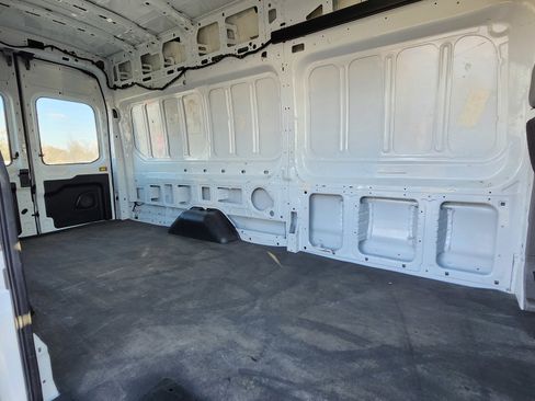 Used 2022 Ford E-Transit 148 High Roof Extended image 18