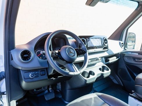 Used 2025 Mercedes-Benz Sprinter 2500 image 8
