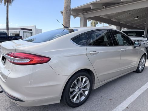 Used 2017 Ford Fusion SE FWD image 4