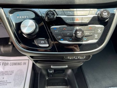 Used 2025 Chrysler Pacifica Select FWD image 19