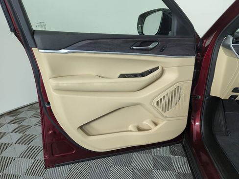 Used 2025 Jeep Grand Cherokee L Limited image 17