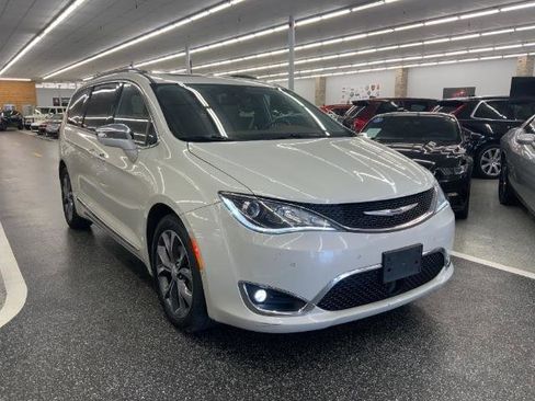 Used 2019 Chrysler Pacifica Limited w/ Tire & Wheel Group image 4