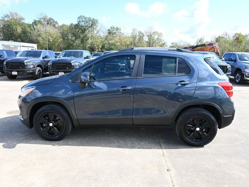 Used 2021 Chevrolet Trax LT image 2