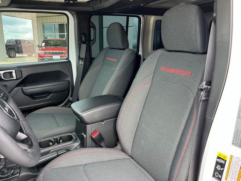 Used 2025 Jeep Wrangler Unlimited Rubicon w/ Convenience Group AWD/4WD image 10
