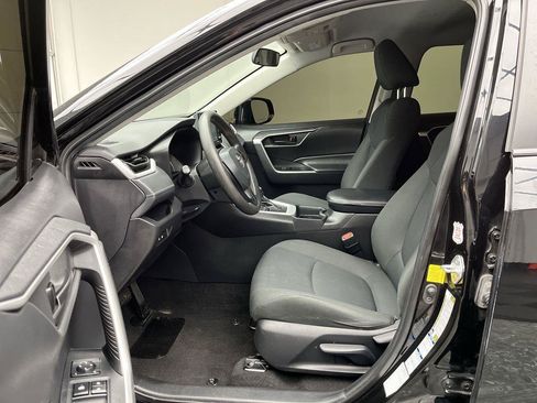Used 2021 Toyota RAV4 LE AWD/4WD image 3