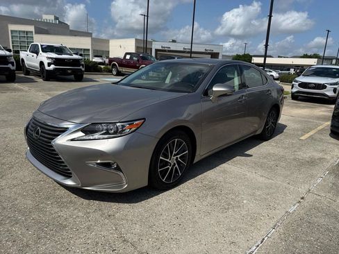 Used 2016 Lexus ES 350 w/ Luxury Package w/Wood Trim FWD image 3