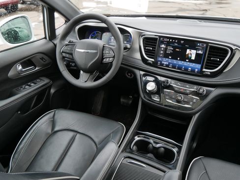 Used 2022 Chrysler Pacifica Limited w/ S Appearance Package image 9