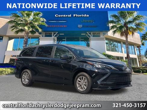 Used 2025 Toyota Sienna LE FWD image 1
