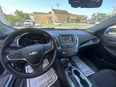 Used 2017 Chevrolet Malibu LT FWD image 14