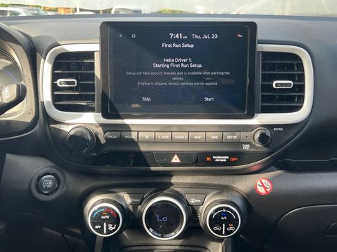 Used 2025 Hyundai Venue Limited FWD image 17