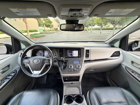 Used 2020 Toyota Sienna XLE w/ XLE Navigation Package FWD image 18