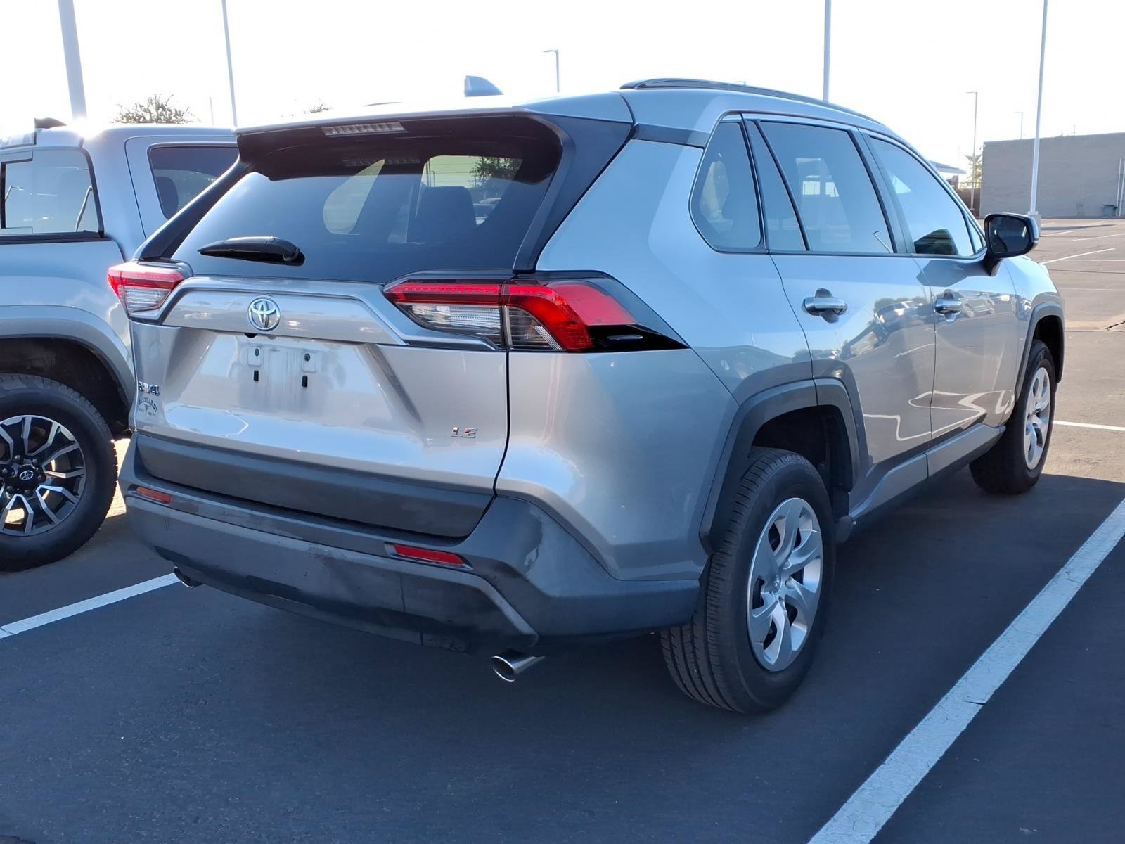 Used 2019 Toyota RAV4 LE w/ Carpet Mat Package FWD image 4
