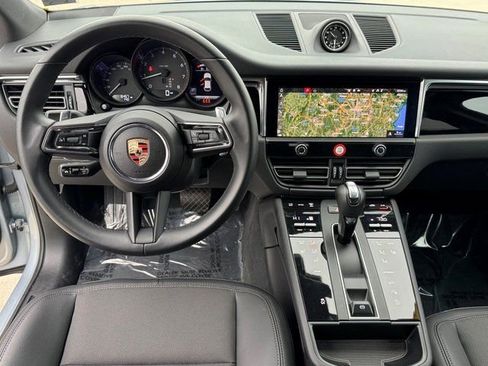 Used 2025 Porsche Macan image 18