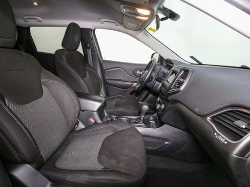 Used 2019 Jeep Cherokee Latitude w/ Cold Weather Group image 17