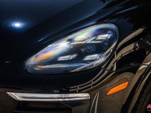 Used 2018 Porsche Cayenne Platinum Edition image 36