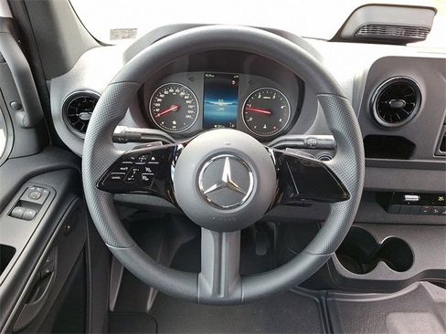 Used 2025 Mercedes-Benz Sprinter 2500 image 21