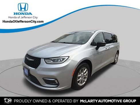 Used 2024 Chrysler Pacifica Touring-L FWD image 1
