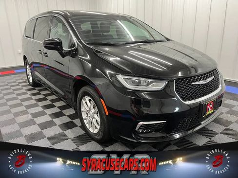 Used 2025 Chrysler Pacifica Select FWD image 1
